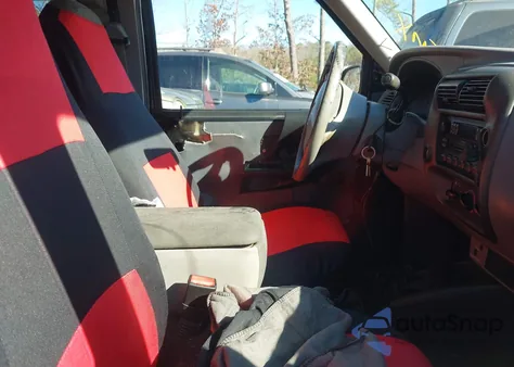 2001 Mazda B3000 Ds/Se z USA, uszkodzony, nr VIN 4F4YR16E11TM24571